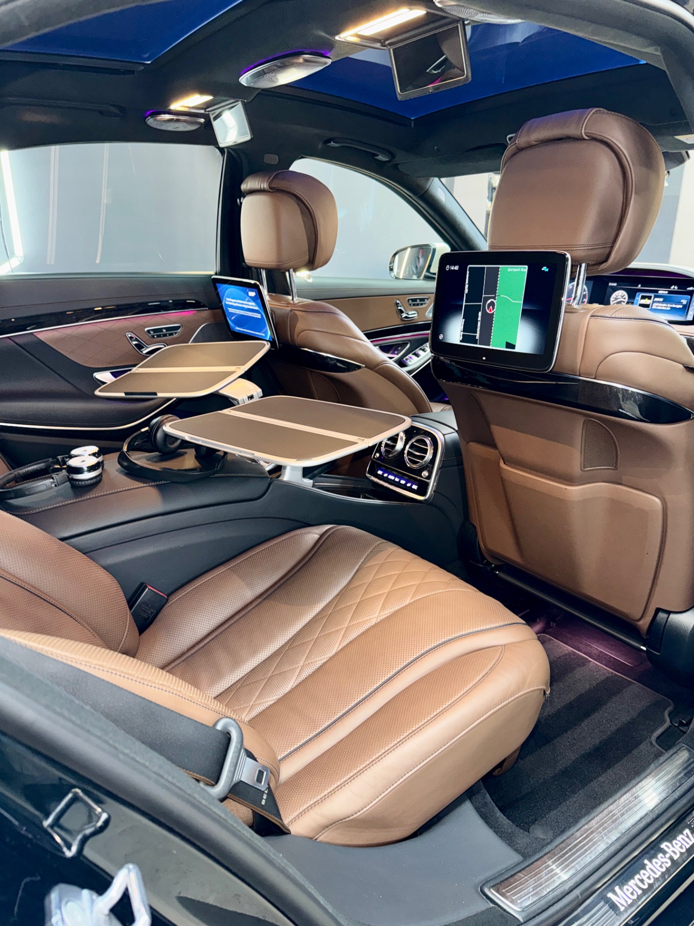 Mercedes-Benz S-Klasse Fondbereich mit Entertainment und Cognac-Leder