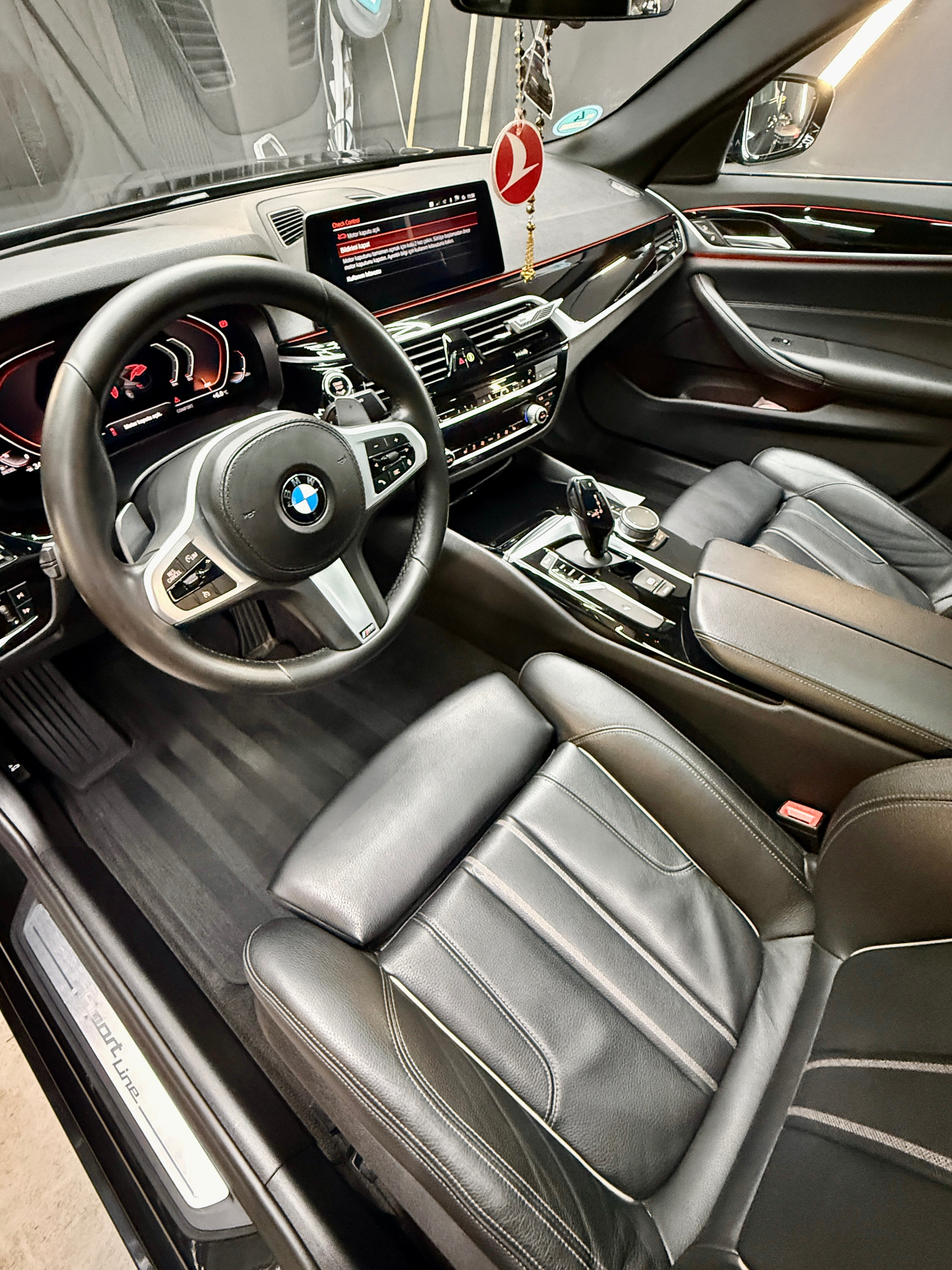 Aufbereitetes BMW 530 Diesel Lederinterieur mit Ambientebeleuchtung