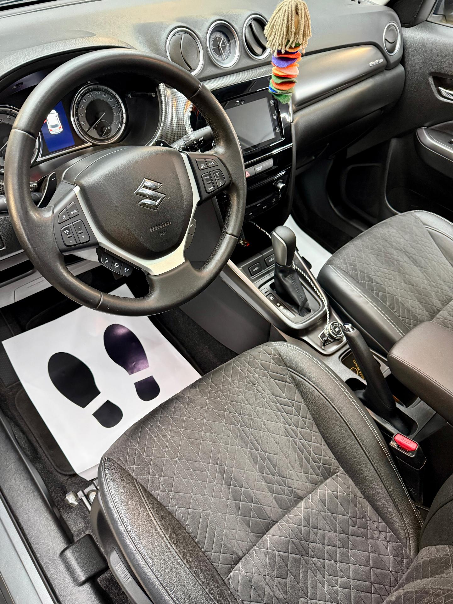 Frisch gereinigtes Fahrzeuginterieur mit Alcantara-Sitzen