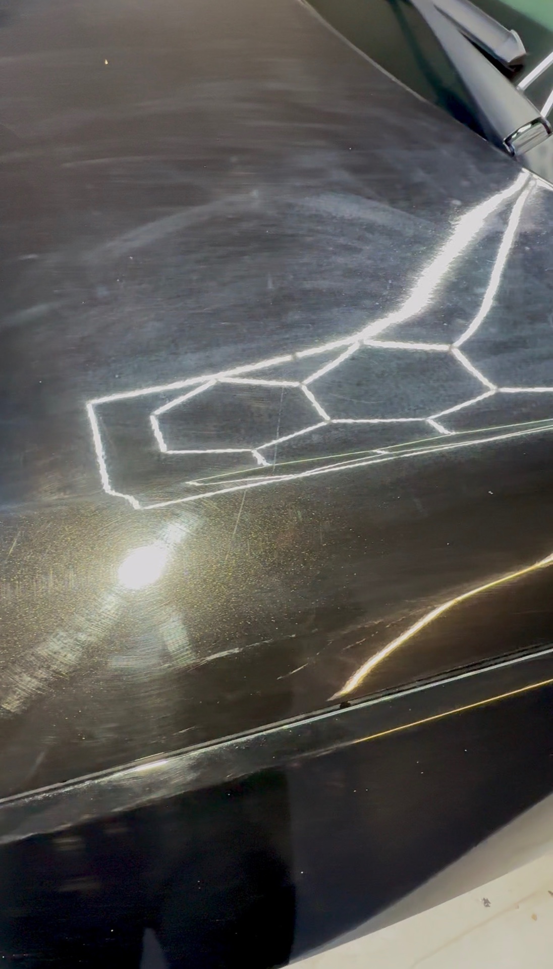 Cupra Motorhaube mit Swirls und Hologrammen vor der Politur