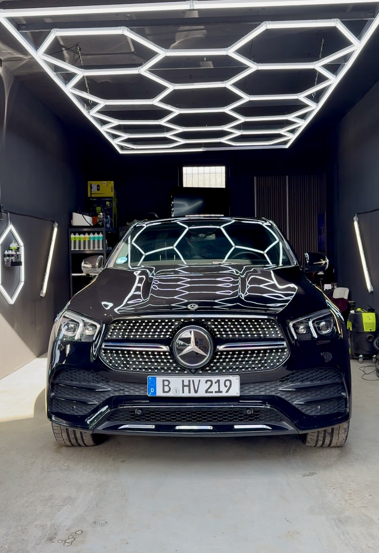 Schwarzer Mercedes-Benz GLE Coupé Frontansicht im Mr.Gloss Studio unter Hexagon-Beleuchtung