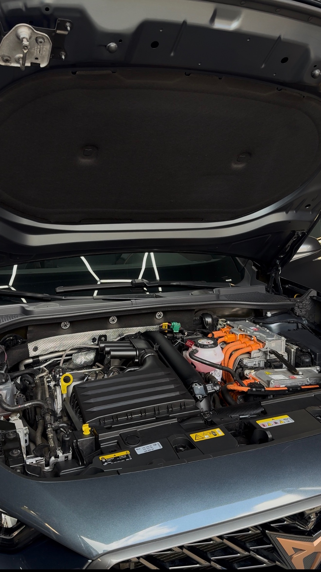 Frisch aufbereiteter Cupra Motorraum mit Verbrenner- und Hybrid-Komponenten