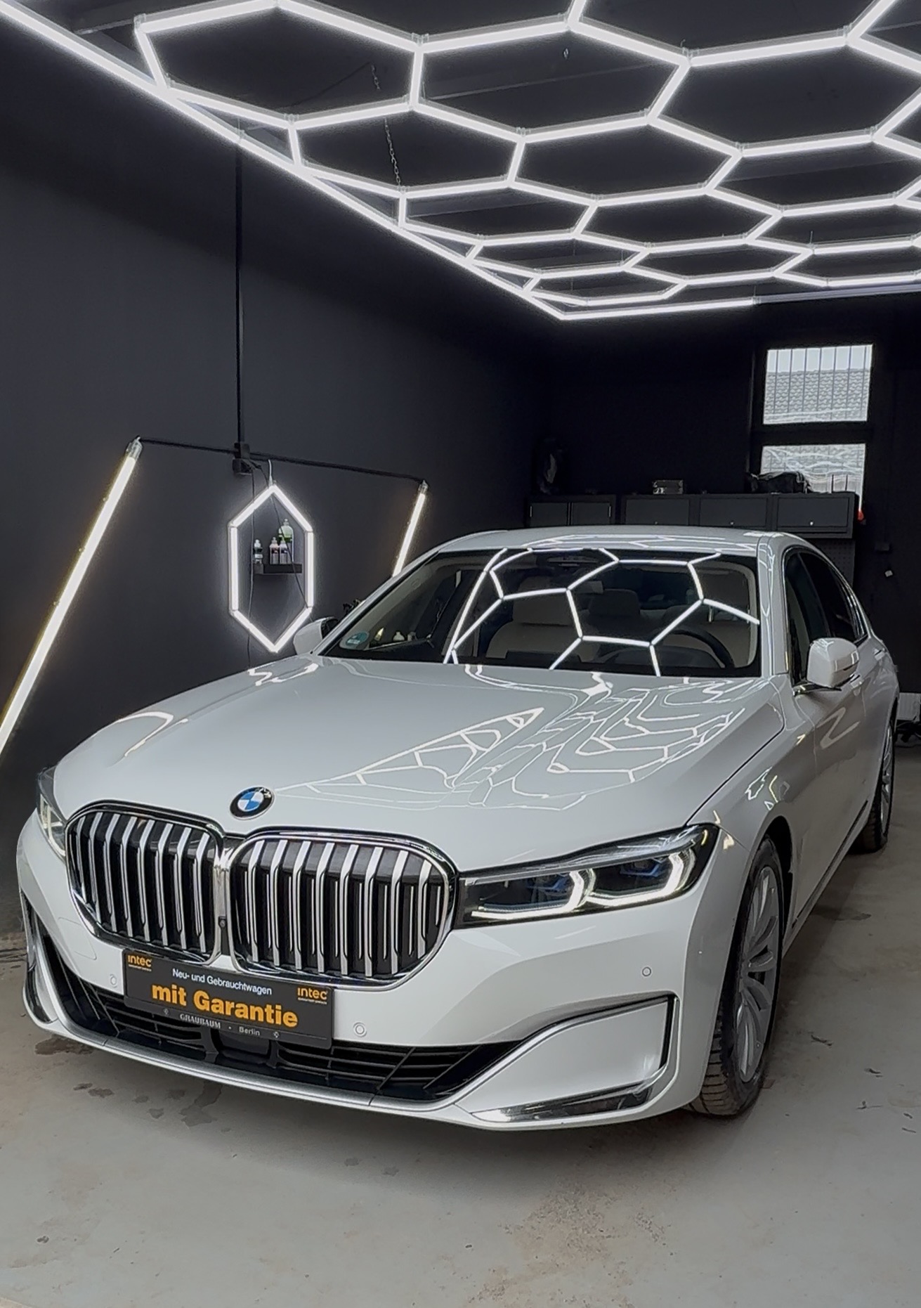 Weißer BMW 7er nach Premium-Aufbereitung