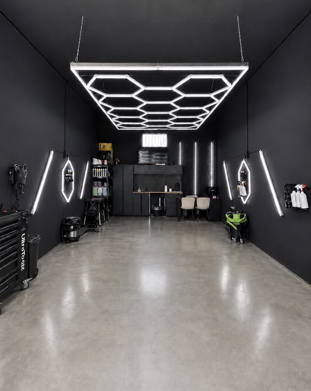 Mr.Gloss Detailing Studio in Falkensee mit Hexagon-Beleuchtung und Werkstattausstattung