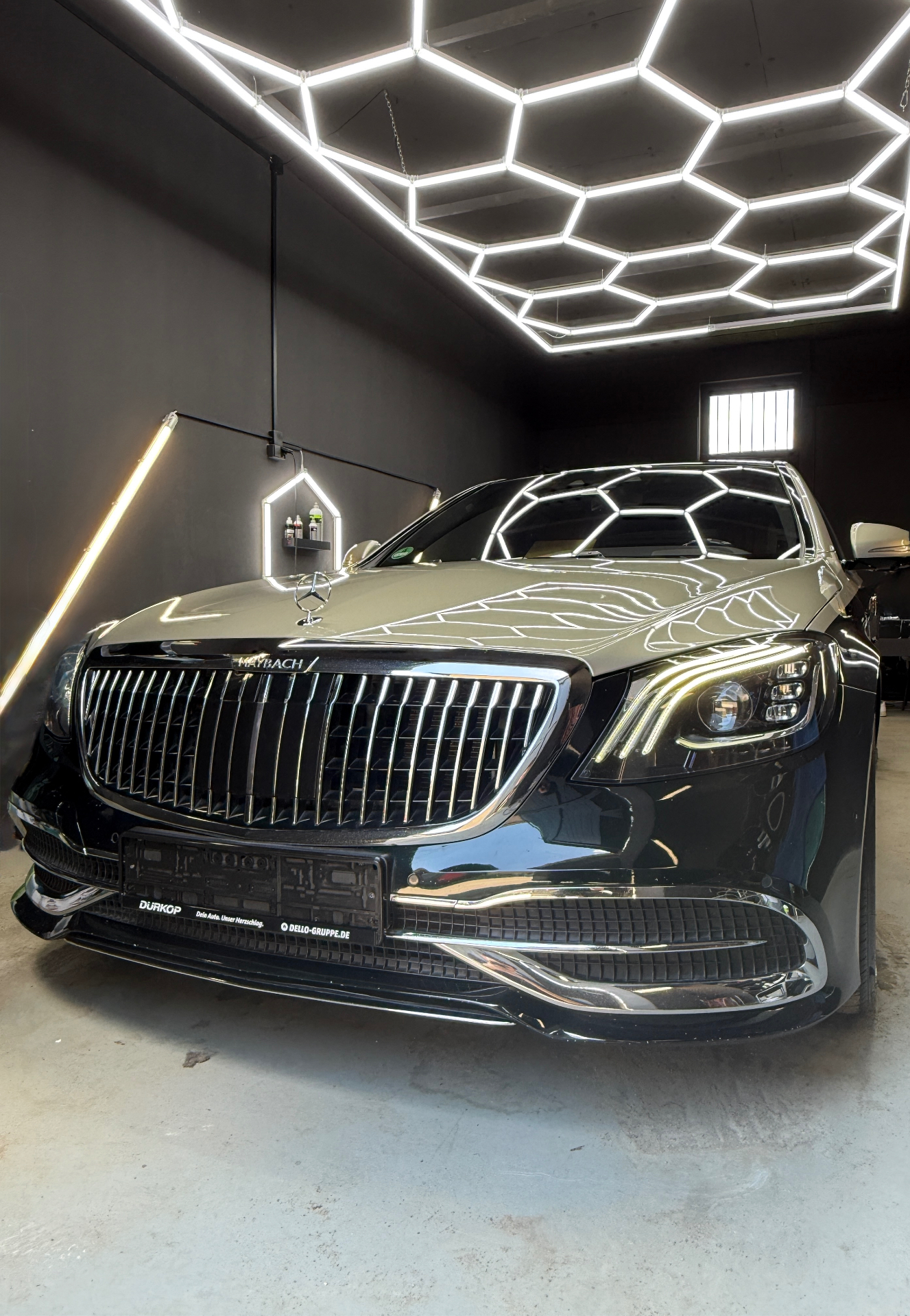 Mercedes-Maybach S-Klasse Front im Mr.Gloss Studio unter Hexagon-Beleuchtung