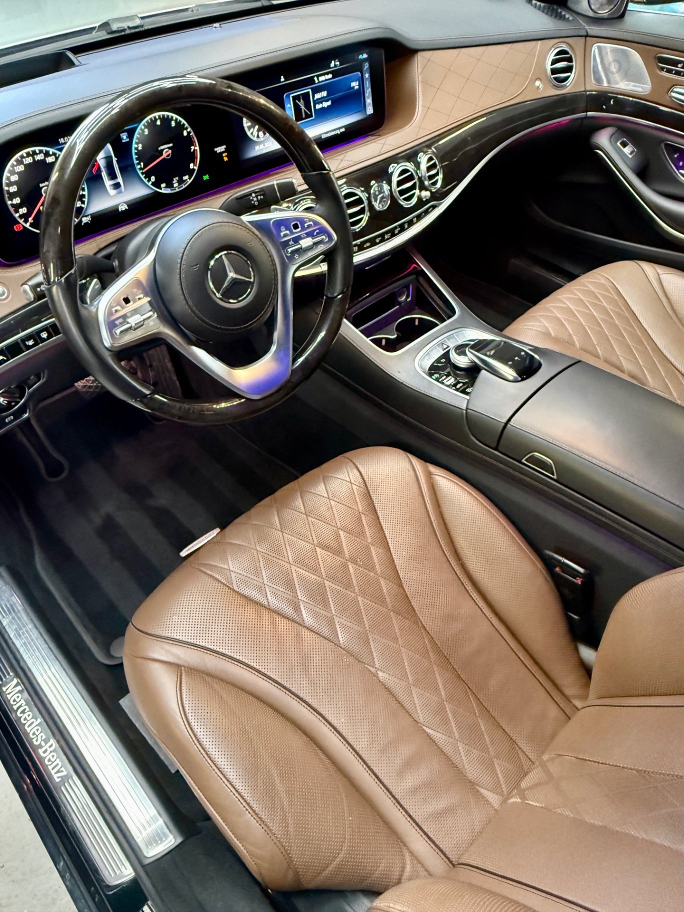 Mercedes-Benz S-Klasse Cockpit mit Nappaleder in Cognac