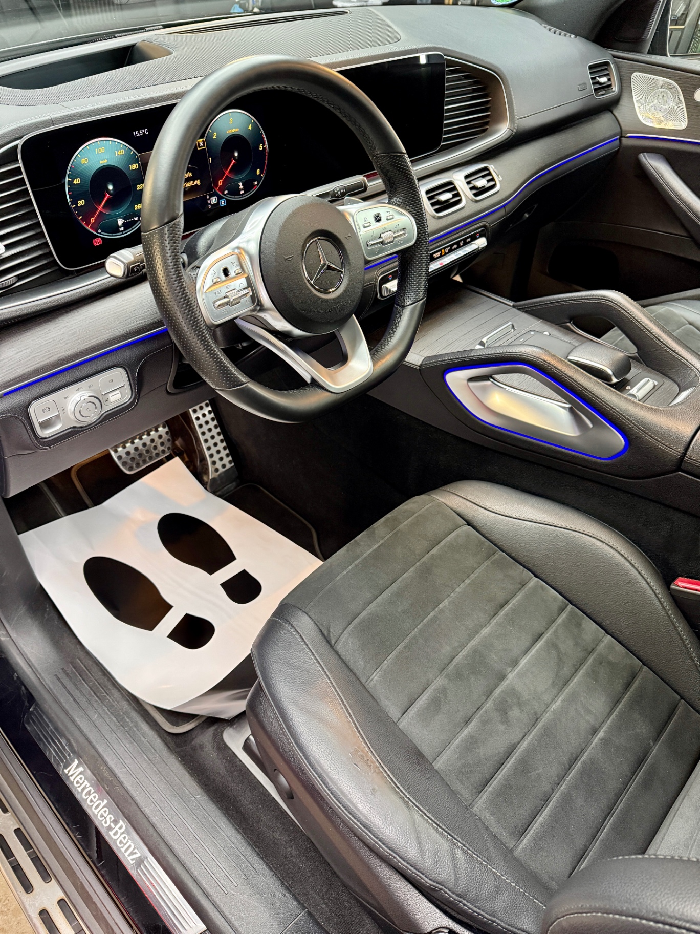 Mercedes-Benz GLE Fahrercockpit mit Ambientebeleuchtung nach Aufbereitung