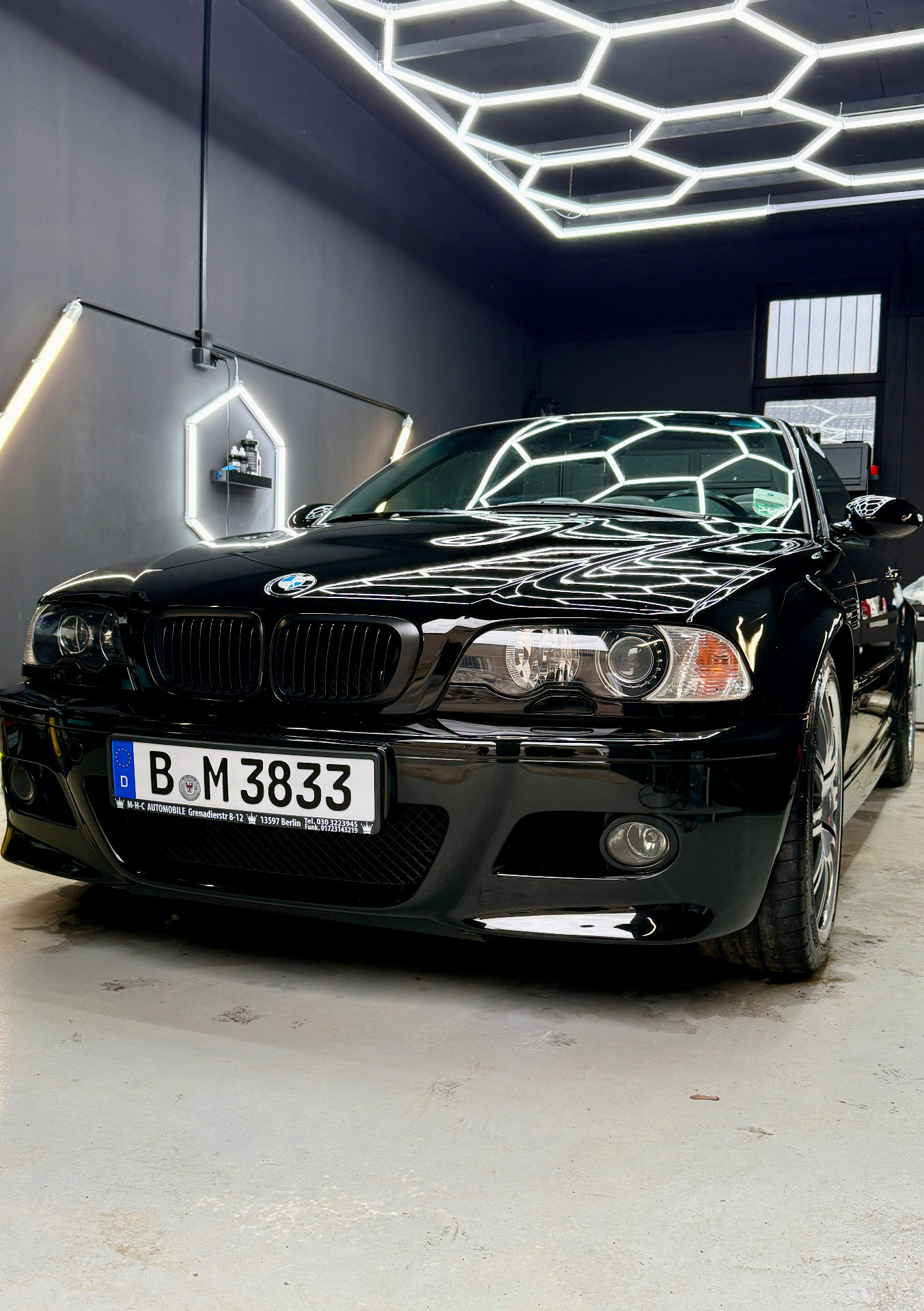 Schwarzer BMW im Mr.Gloss Studio unter Hexagon-Beleuchtung